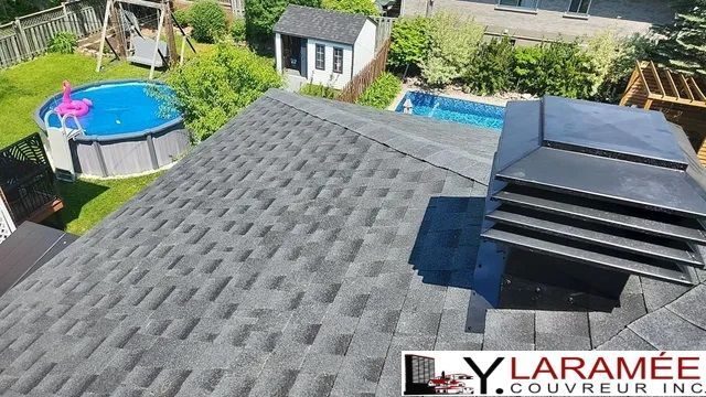 Une vue aérienne d'un toit avec une piscine dans l'arrière-cour.