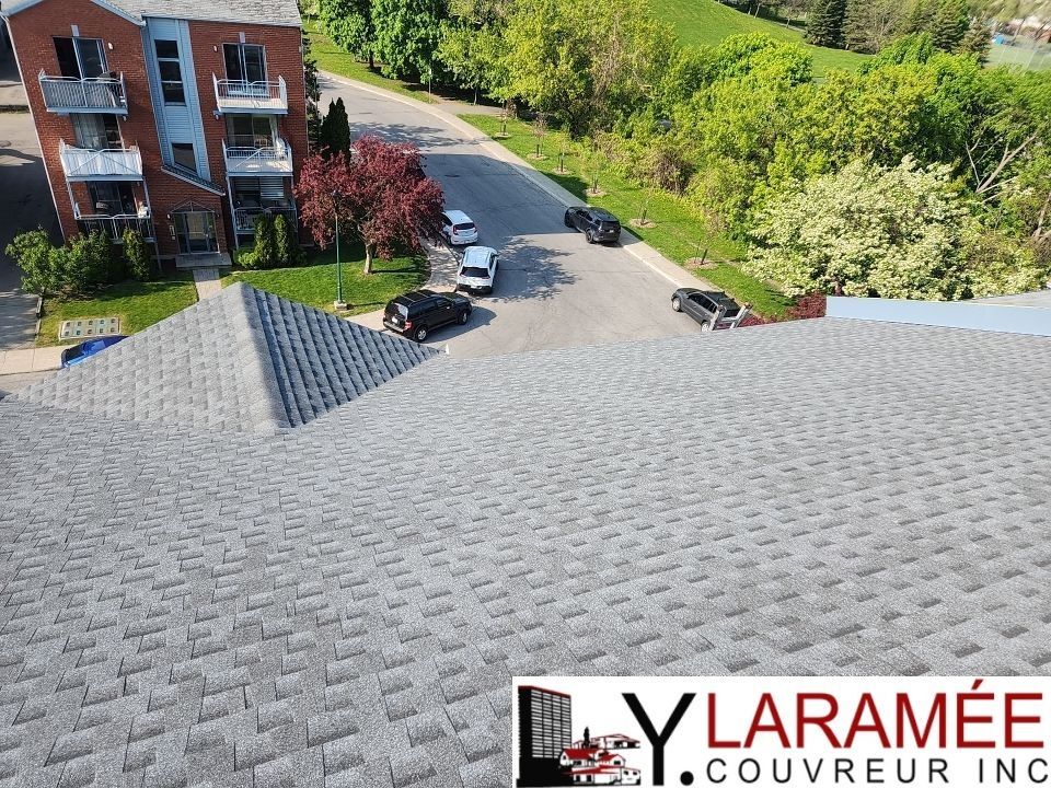 Une vue aérienne d'un toit de ylaramee