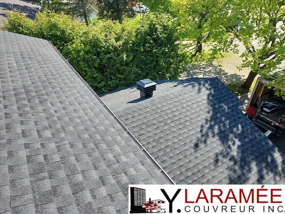 Une vue aérienne d'un toit avec un logo pour lylaramee coating inc.