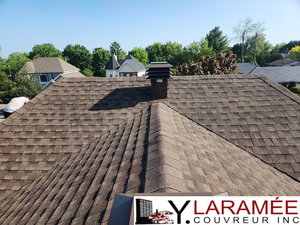 Le toit d'une maison est recouvert par lylaramee couvreur inc.