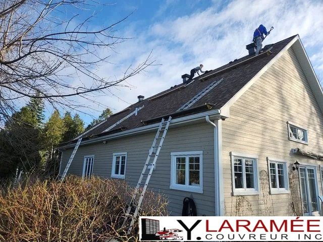 Une échelle est attachée au côté d'une maison.