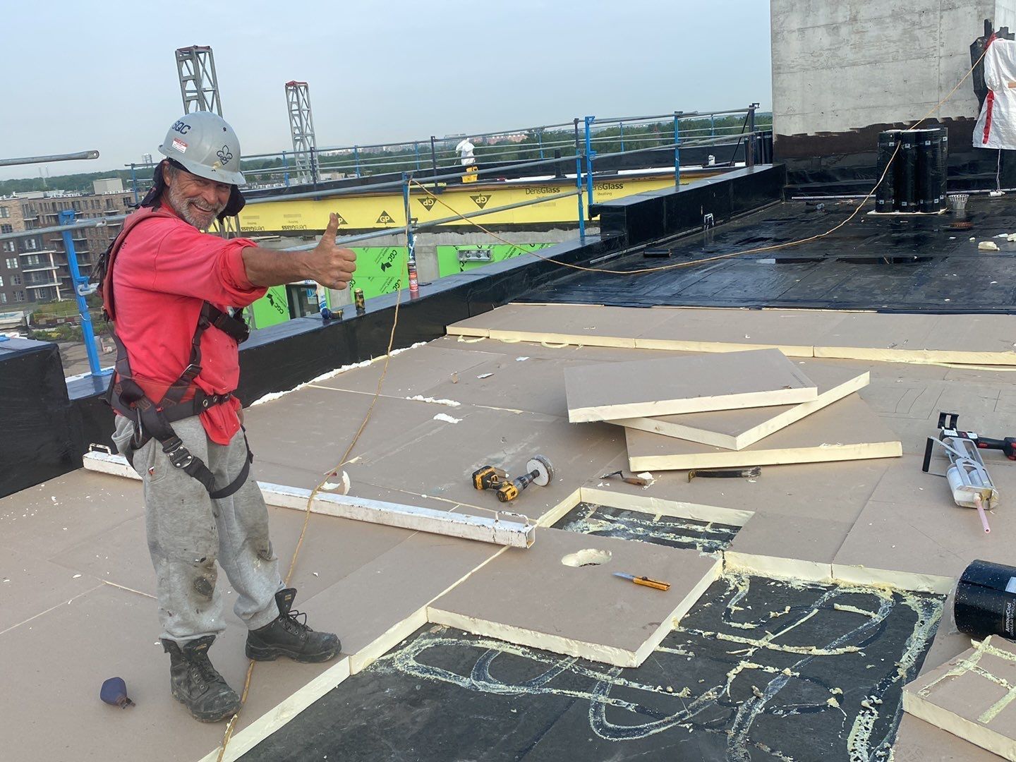 Un homme portant un casque travaille sur un toit