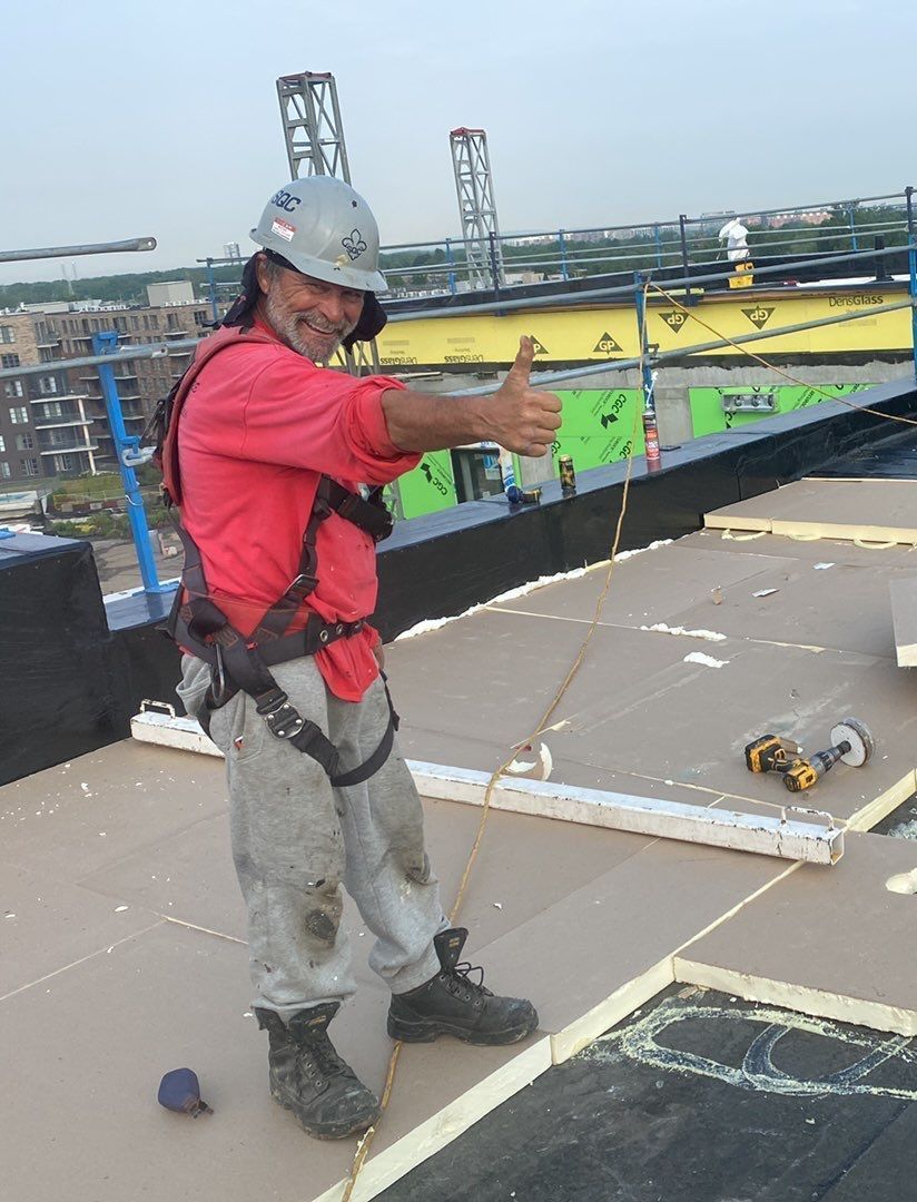 Un homme portant un casque de chantier lève le pouce