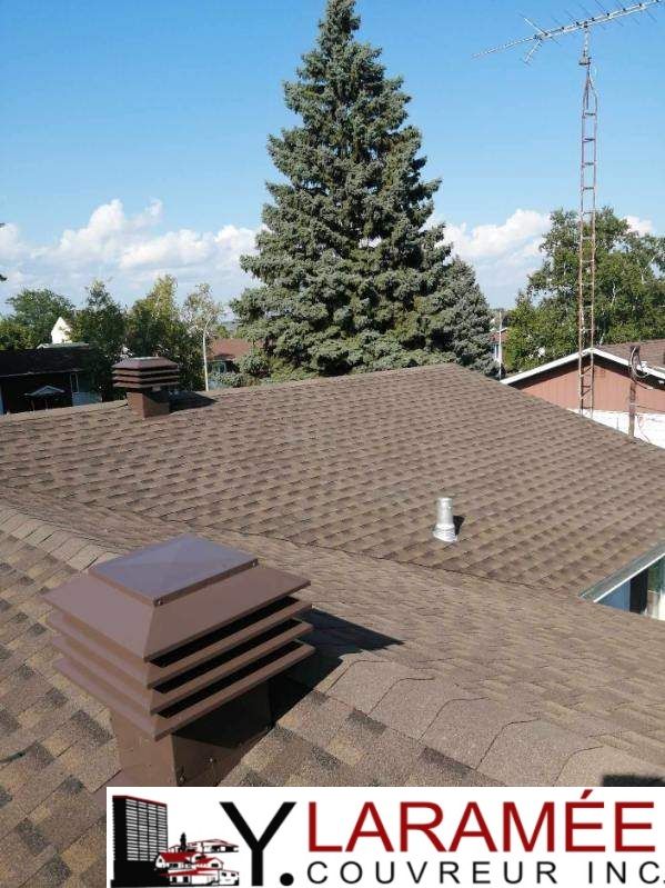 Une photo d'un toit avec un logo pour y. laramee coating inc.
