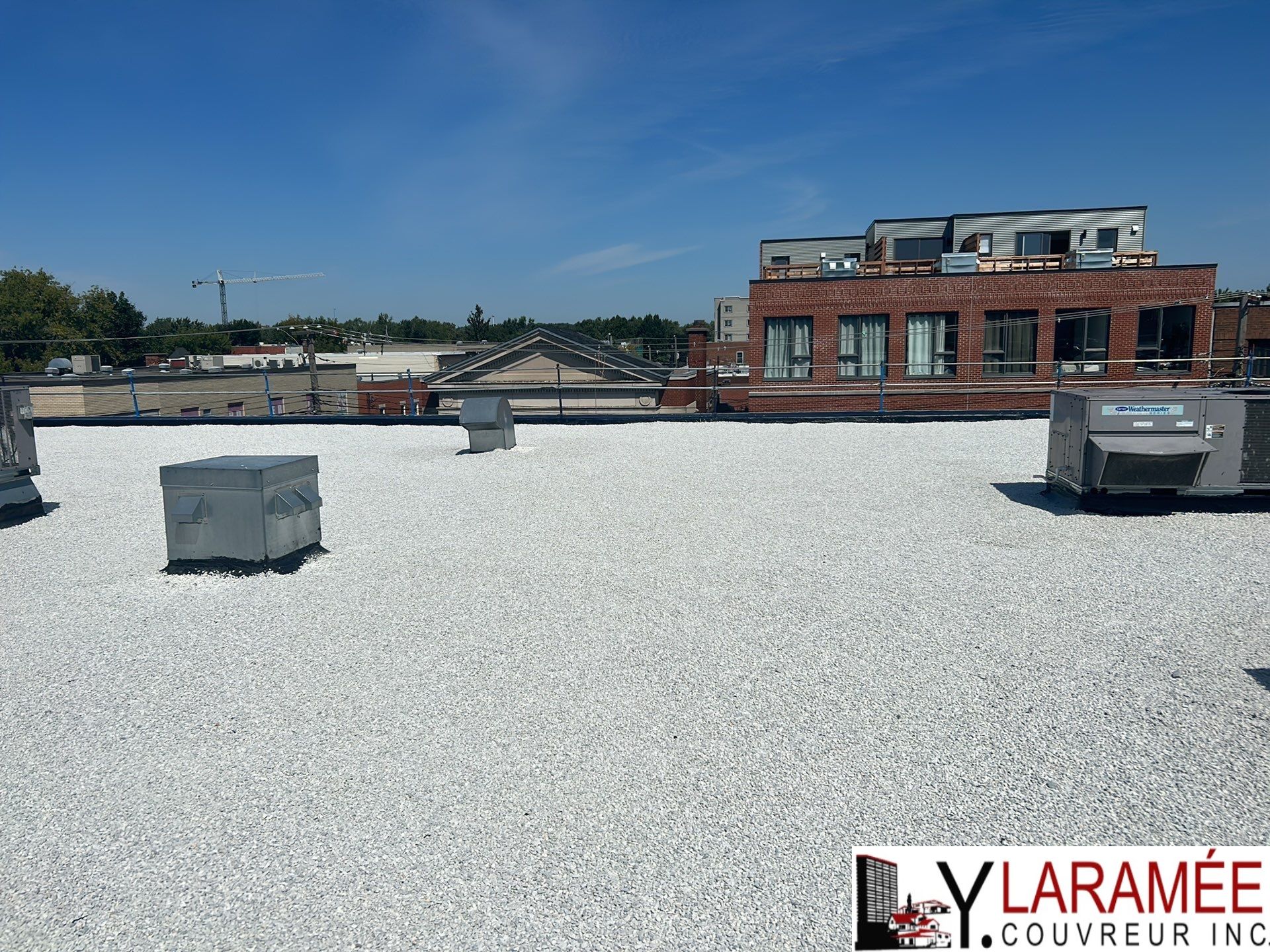 Le toit d'un bâtiment est recouvert de gravier blanc