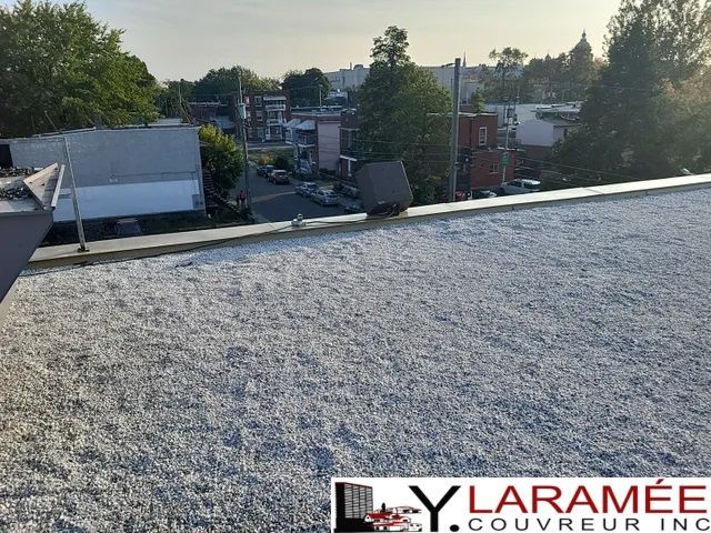 Une photo d'un toit prise par y. laramee couvreur inc.