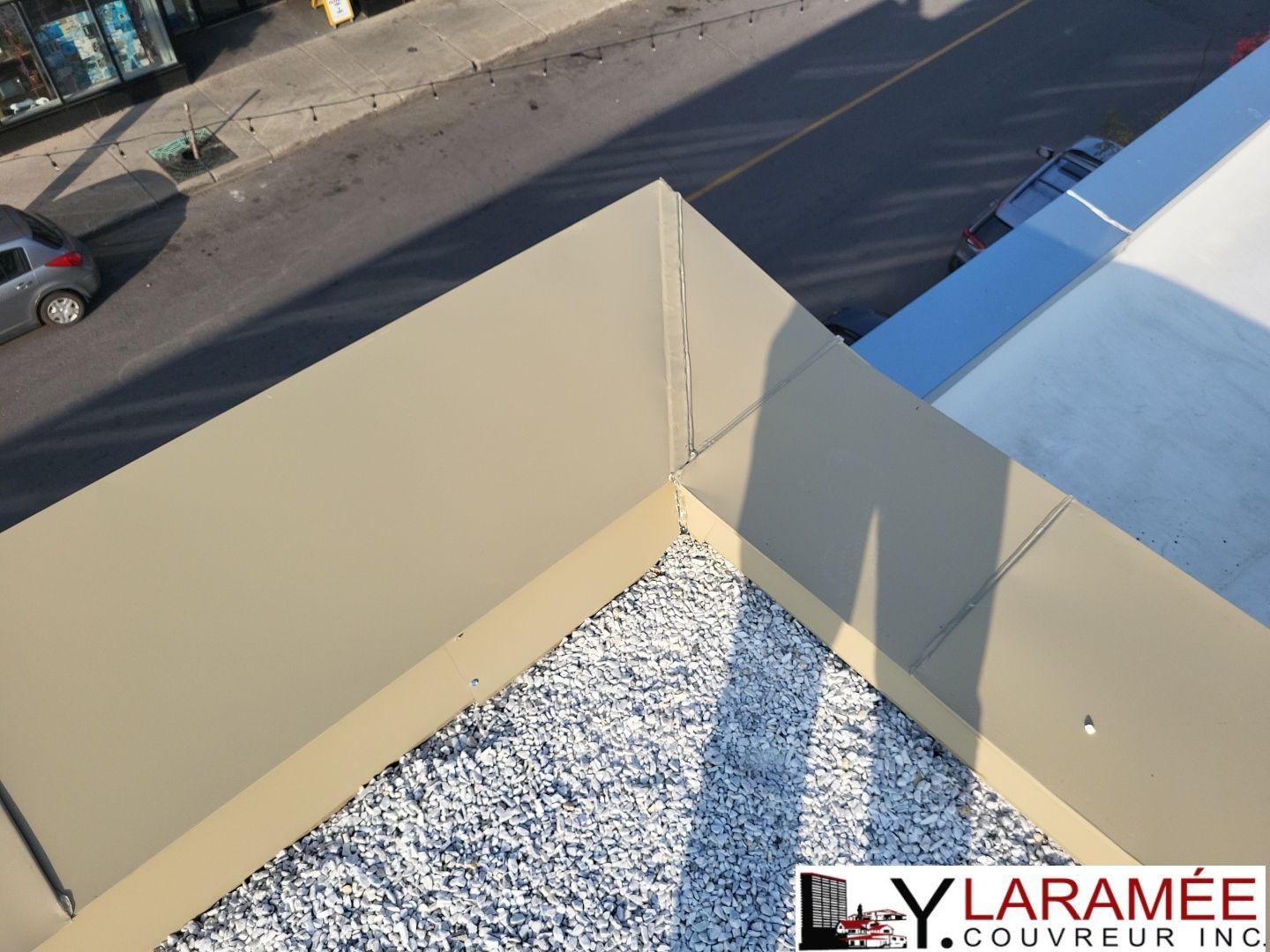 Une vue aérienne du toit d'un immeuble par ylaramee