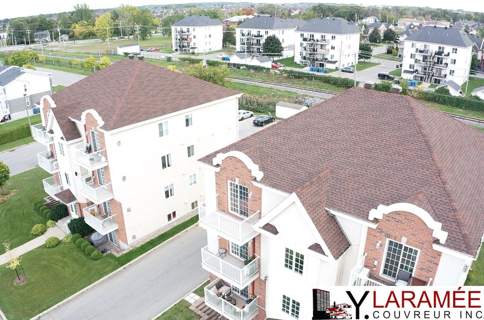 Une vue aérienne d'un quartier résidentiel avec beaucoup de bâtiments.