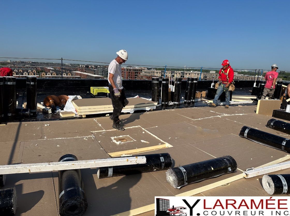 Un groupe d'ouvriers du bâtiment travaille sur un toit sponsorisé par ylaramee