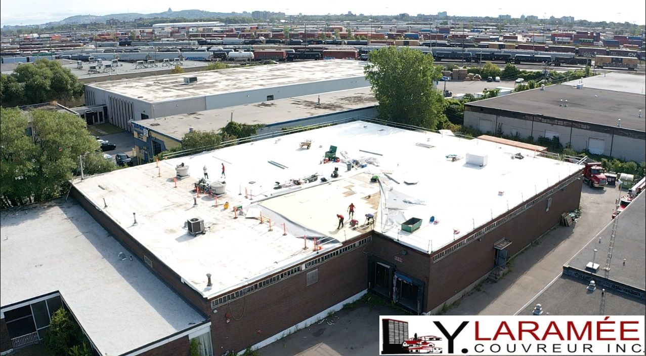Une vue aérienne d'un bâtiment avec un toit blanc