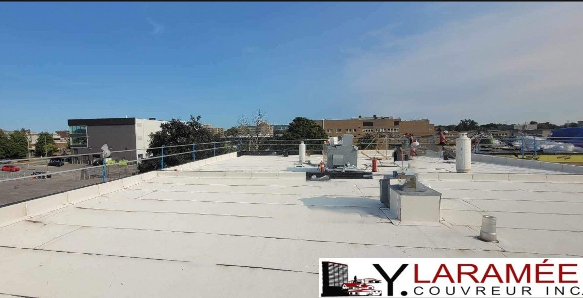 Un toit blanc avec un logo pour lylaramee dessus