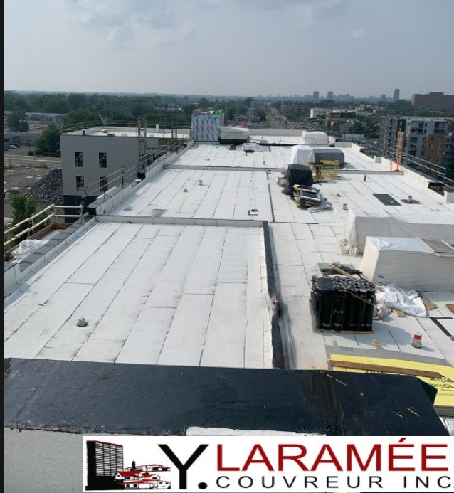 Une photo d'un toit prise par laramée couvreur inc