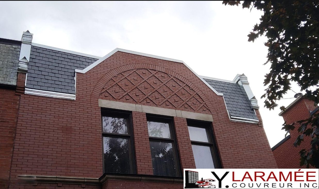 Un bâtiment en briques avec un logo pour lylaramee dessus