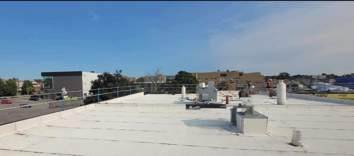 Un toit blanc avec un ciel bleu en arrière-plan.