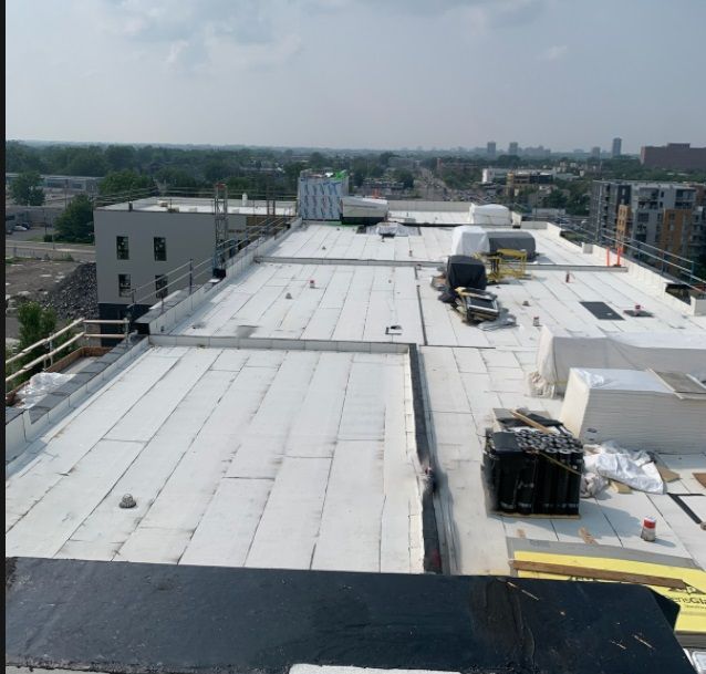 Le toit d'un bâtiment comporte de nombreuses boîtes