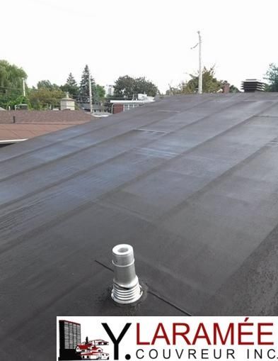 Toit plat noir avec ventilation et logo Laramée Couvreur Inc.