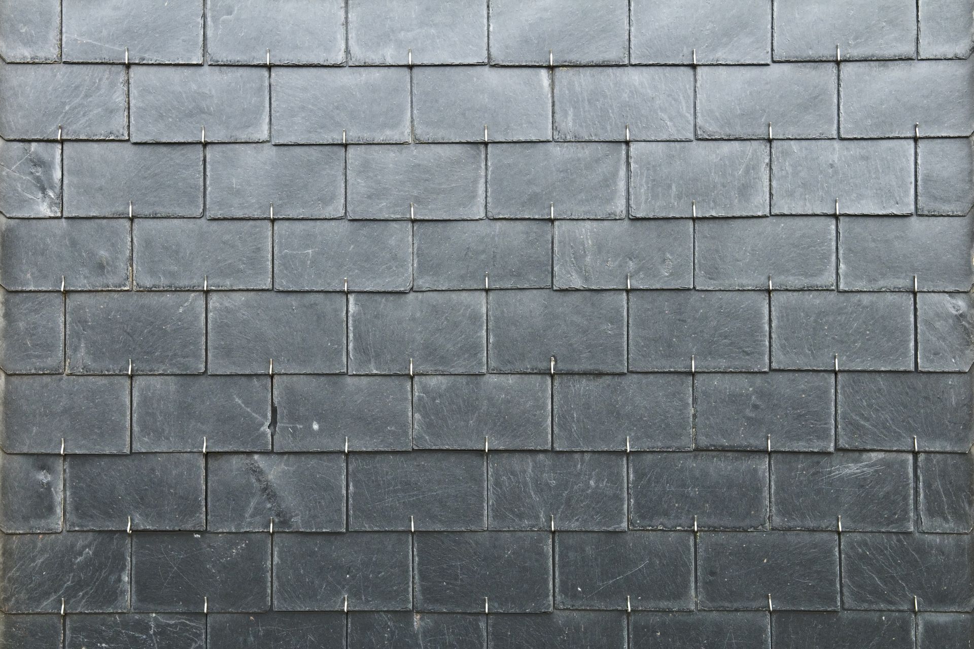 Un gros plan d'un mur de briques noires