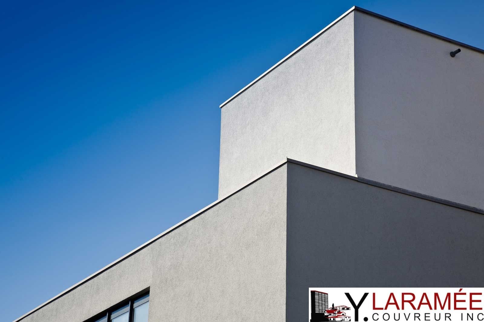 Un bâtiment avec un panneau indiquant Ylaramee dessus