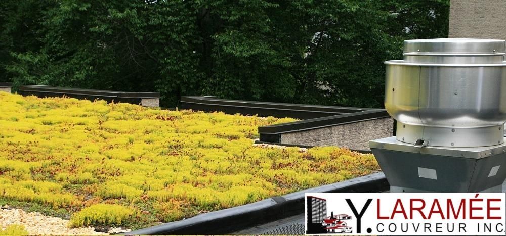 Une photo d'un toit avec un logo pour ylaramee coating inc.