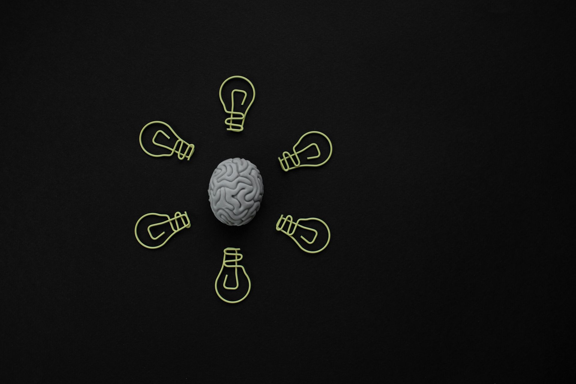 A drawing of a brain surrounded by lightbulbs.