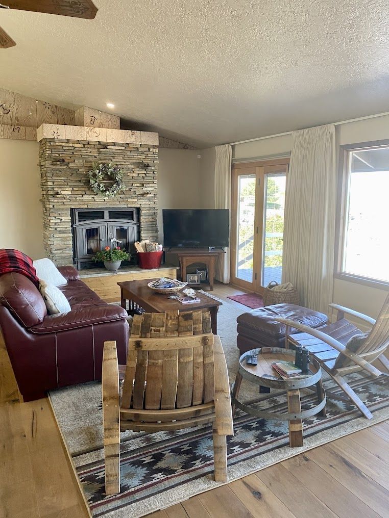 A living room filled with furniture and a fireplace.