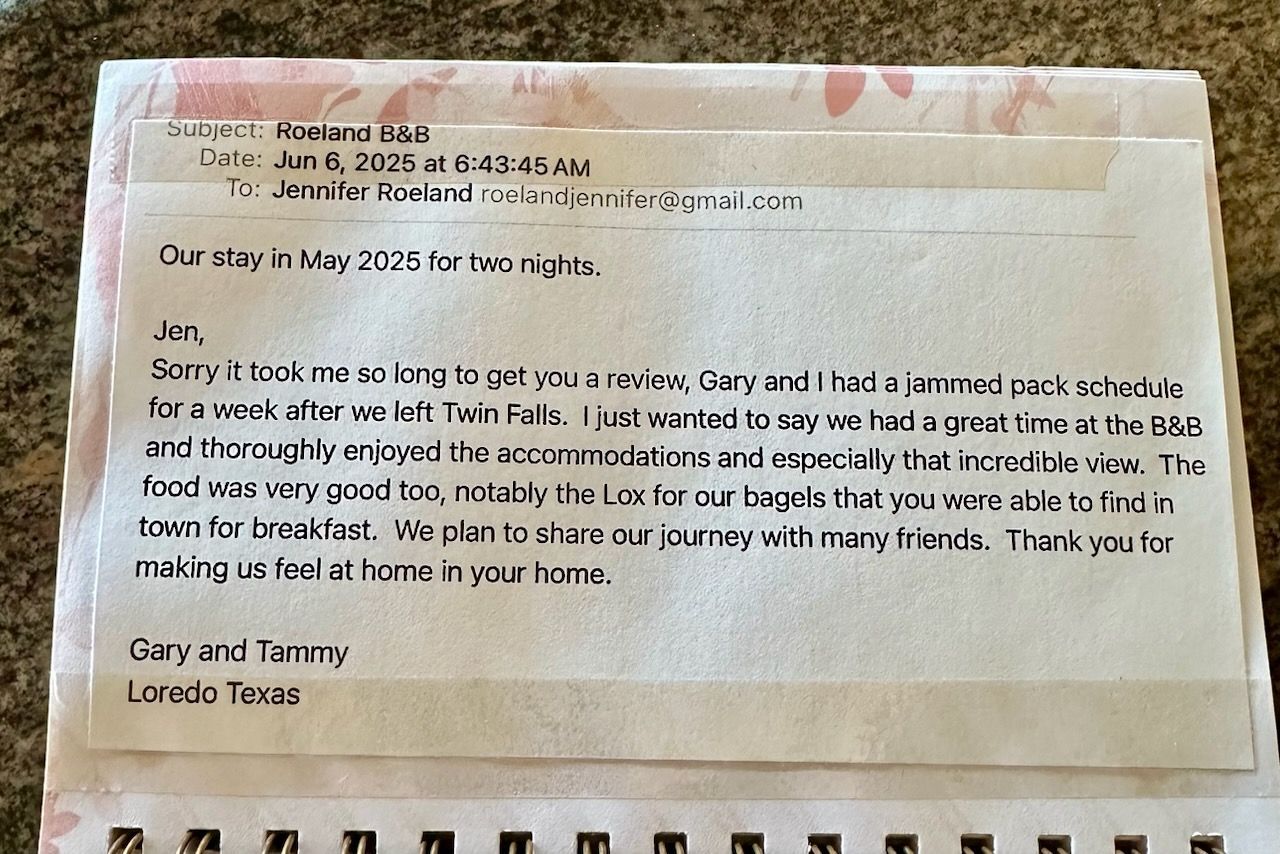 Handwritten note on floral paper: a guest review from Gary and Tammy, who enjoyed a stay with breakfast in May 2023.