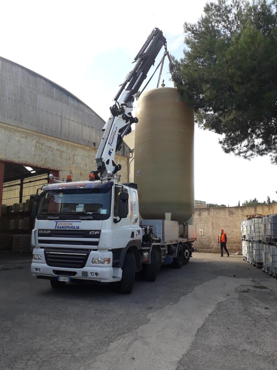 autogru boanca impegnata in sollevamento cisterna