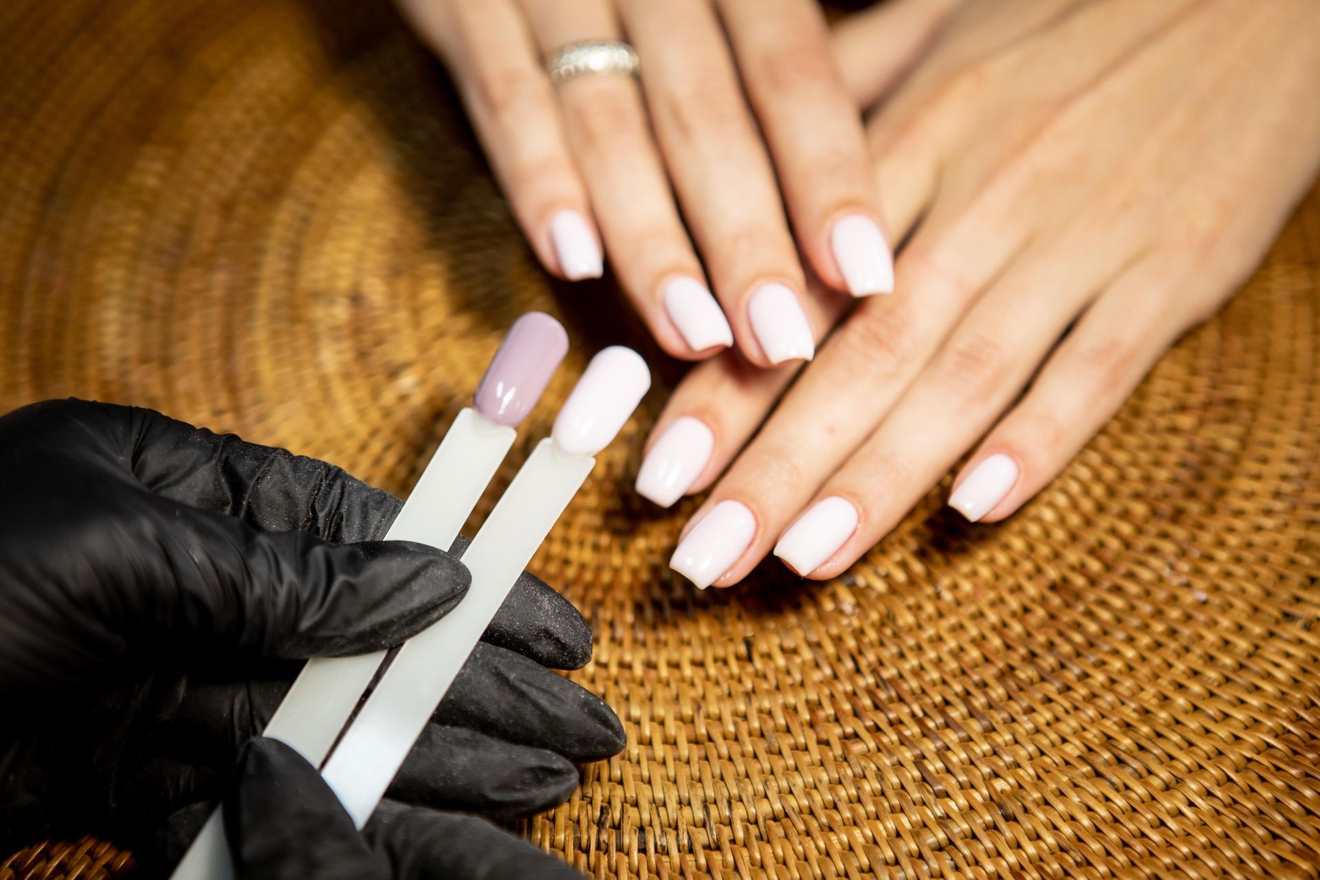 Una mujer se está haciendo las uñas en un salón de uñas.