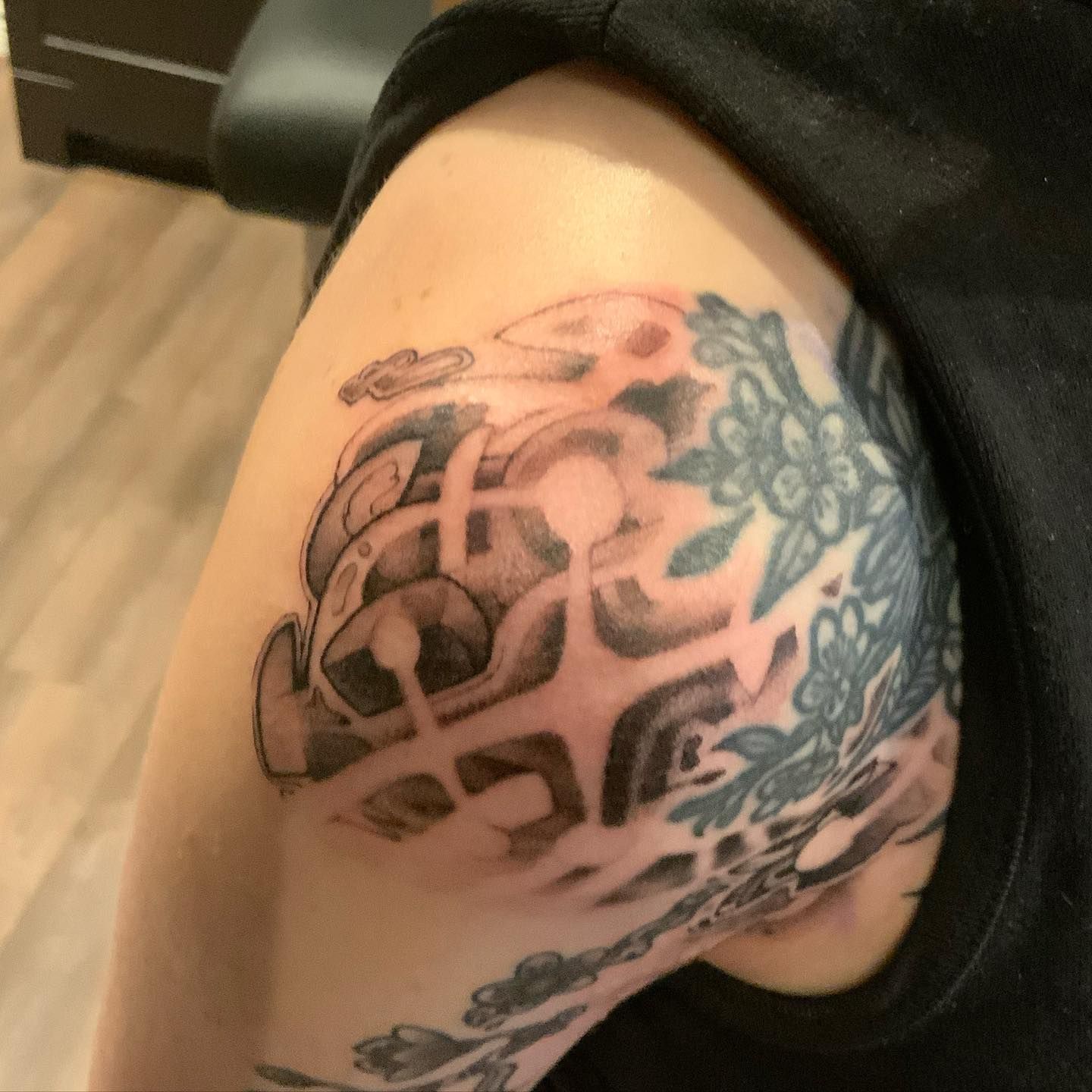 A close up of a tattoo on a person 's shoulder