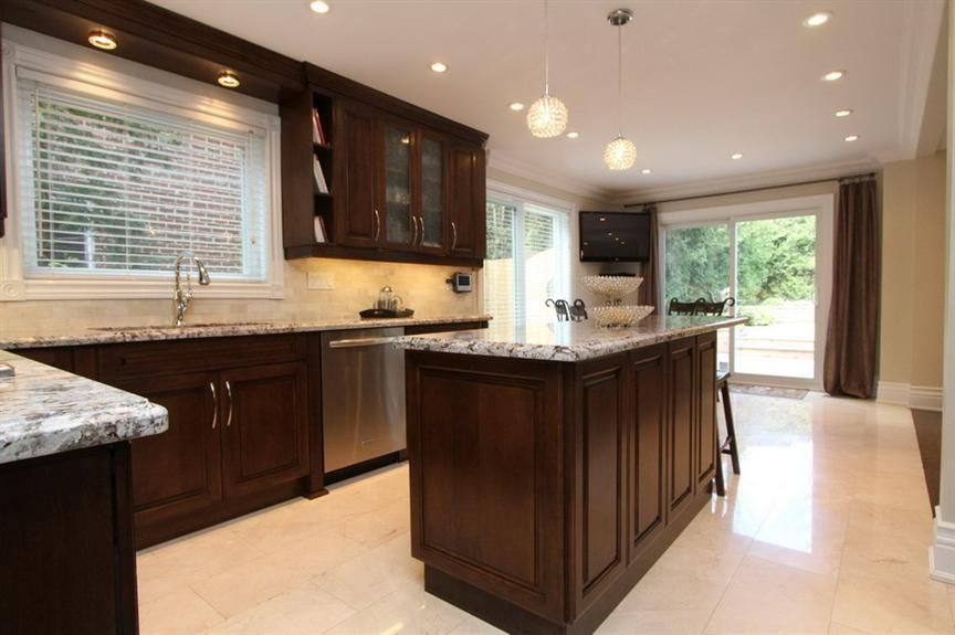 TRADITIONAL KITCHEN DESIGN IN SOLID MAPLE CHESTNUT COLOUR