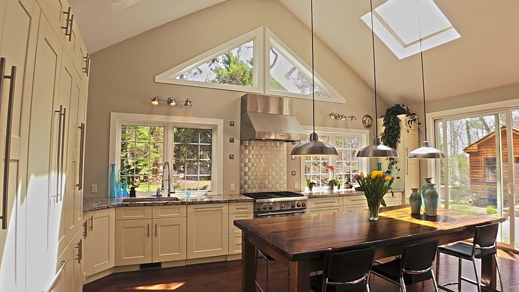 COTTAGE KITCHEN DESIGN IN OFF WHITE PAINTED MAPLE