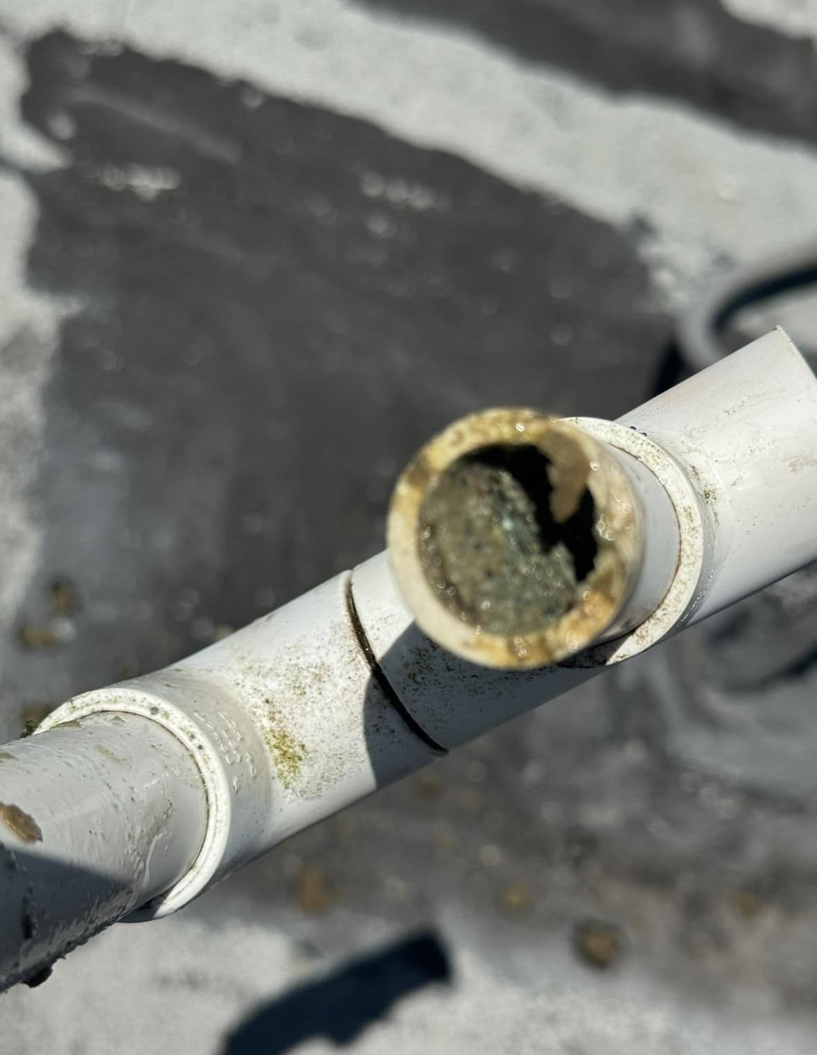 A close up of a pipe with a hole in it.