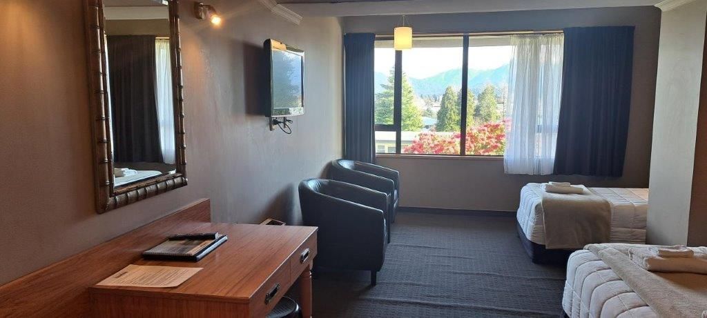 Fiordland Hotel - bedroom