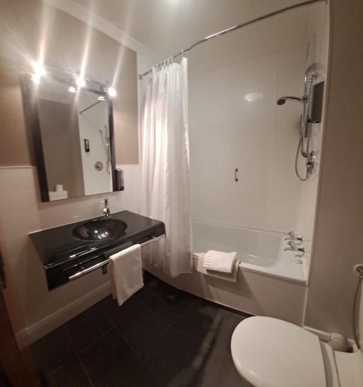 Fiordland Hotel - bathroom