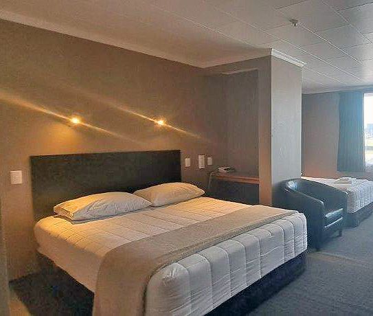 Fiordland Hotel - bedroom