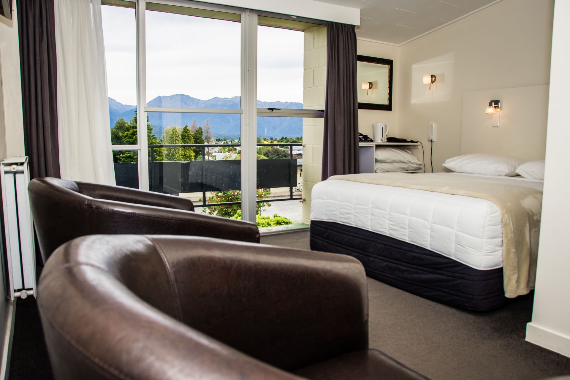 Fiordland Hotel - bedroom