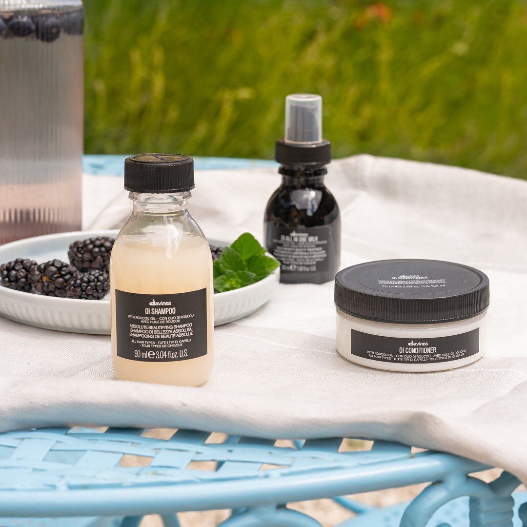 Ein Tisch mit Flaschen und einem Teller mit Brombeeren darauf