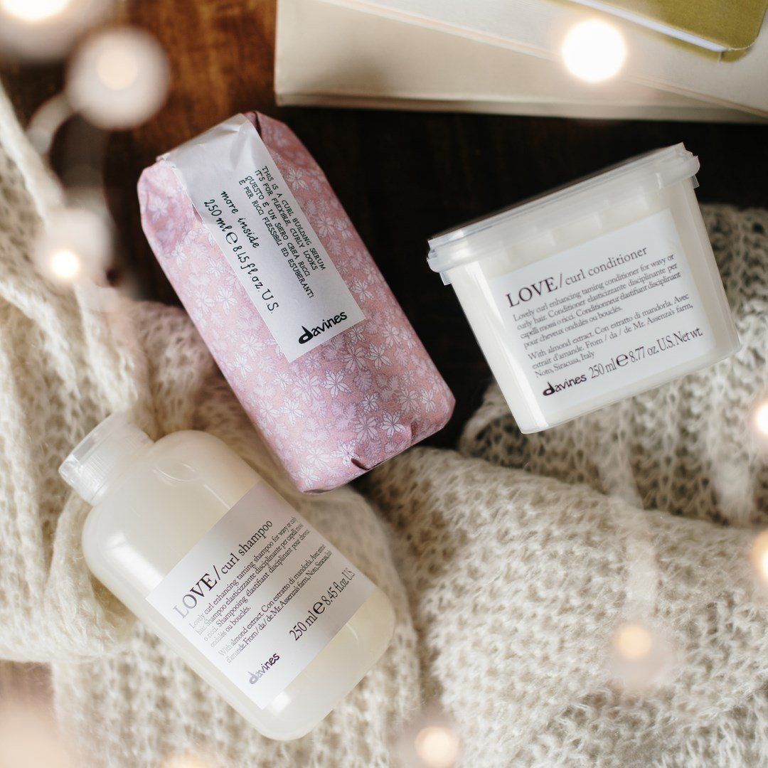 Eine Flasche Love Conditioner steht neben einer Flasche Love Shampoo