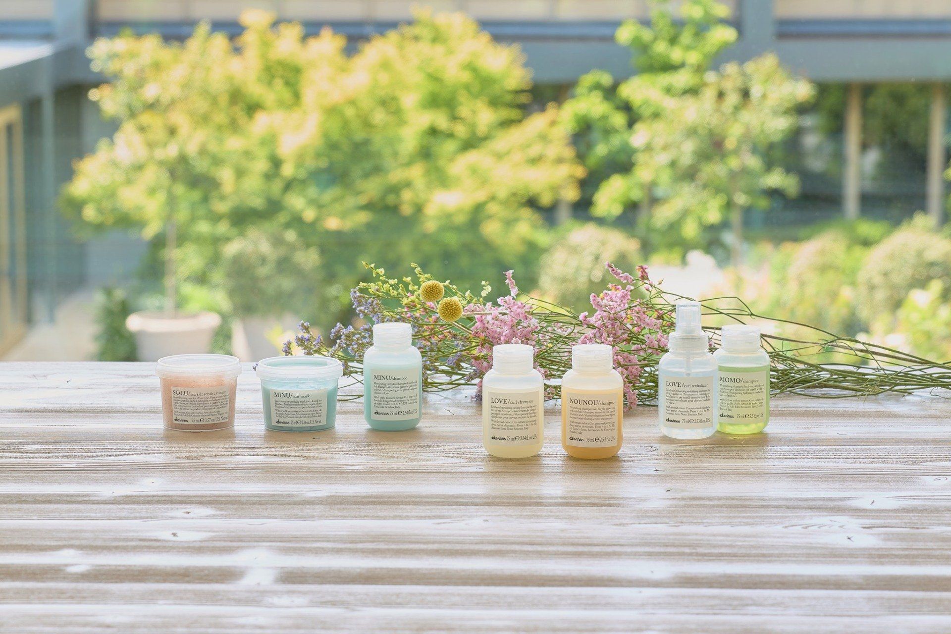 Eine Reihe von Flaschen steht auf einem Holztisch.