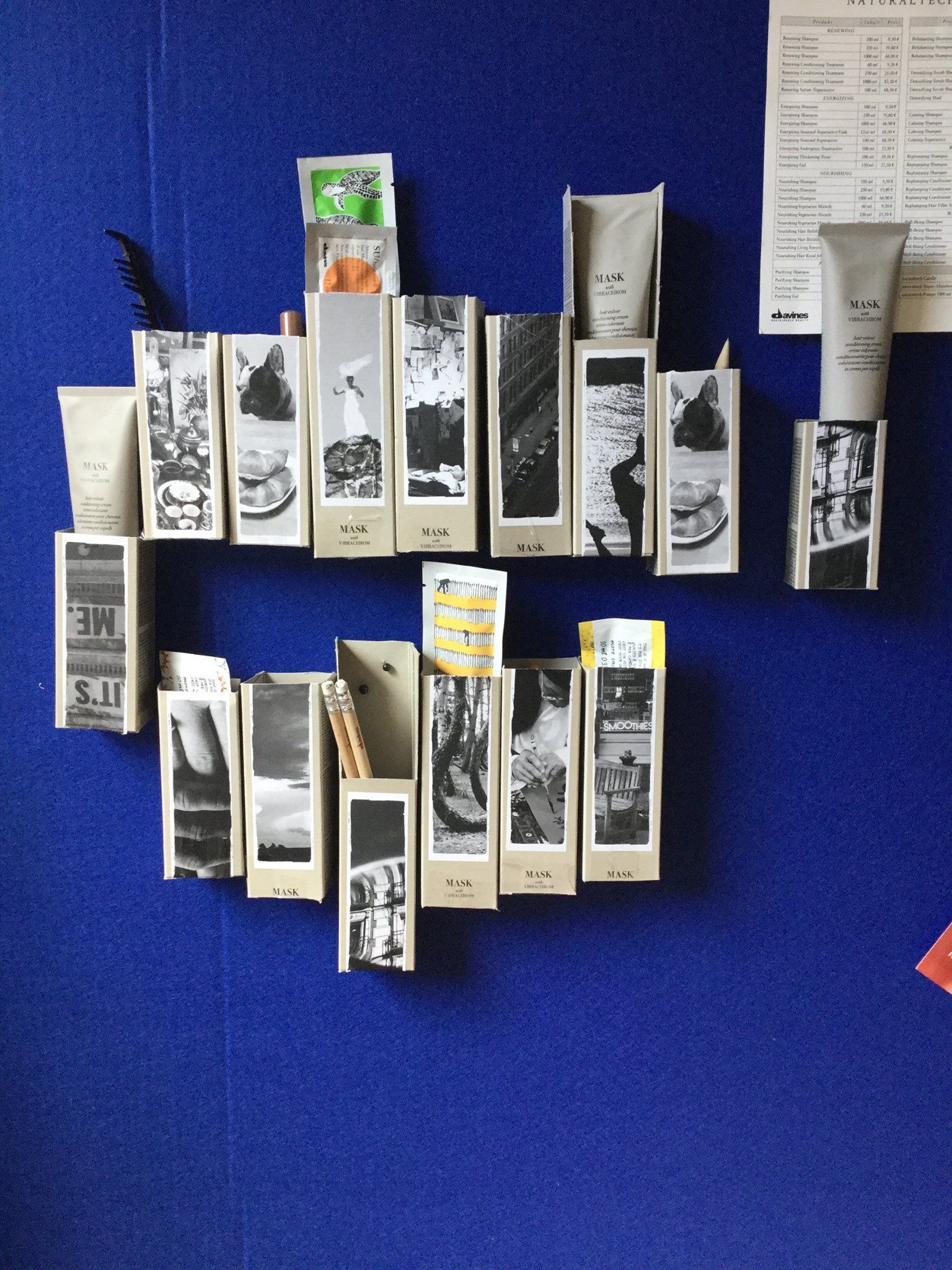 Eine blaue Wand mit einem Haufen Kisten darauf