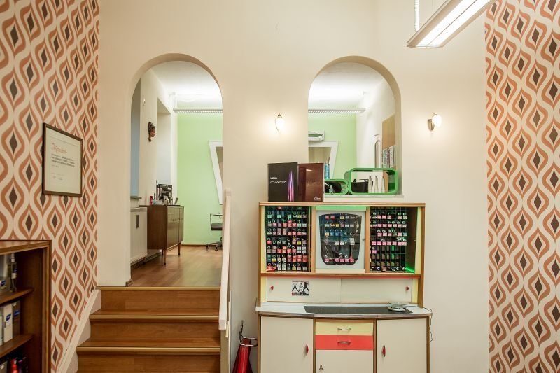 Ein Flur mit einer Treppe, die zu einem Schrank mit einem Feuerlöscher hinaufführt.