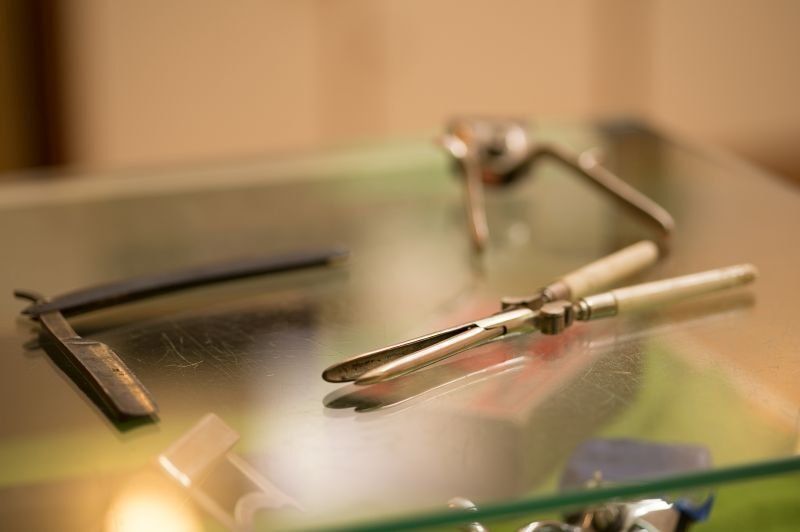 Eine Schere liegt auf einem Glastisch.