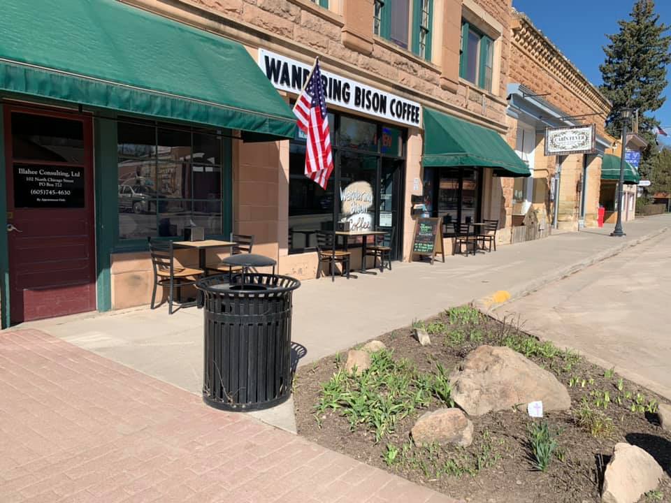 A building with a sign that says lynn's dakotaMart on it