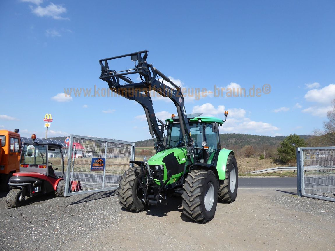 Ein grüner Traktor steht am Straßenrand
