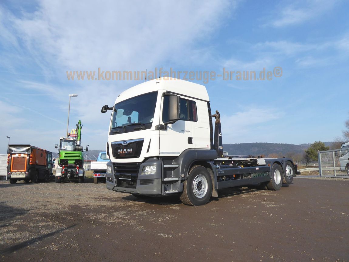 Ein weißer LKW steht auf einem Parkplatz