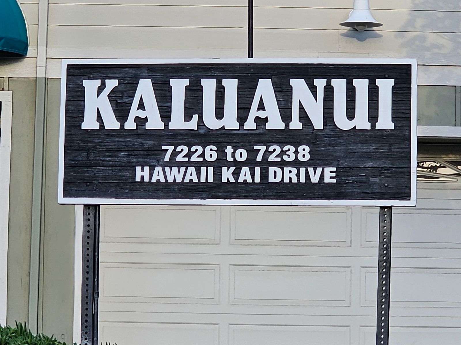 A sign that says kaluanui 726 to 7238 hawaii kai drive