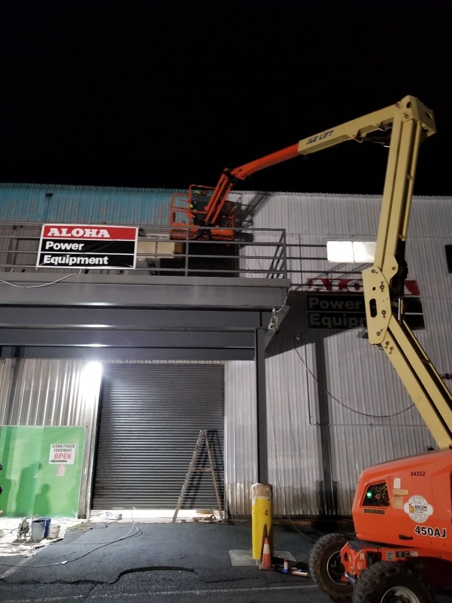 A building with a sign that says aloha on it