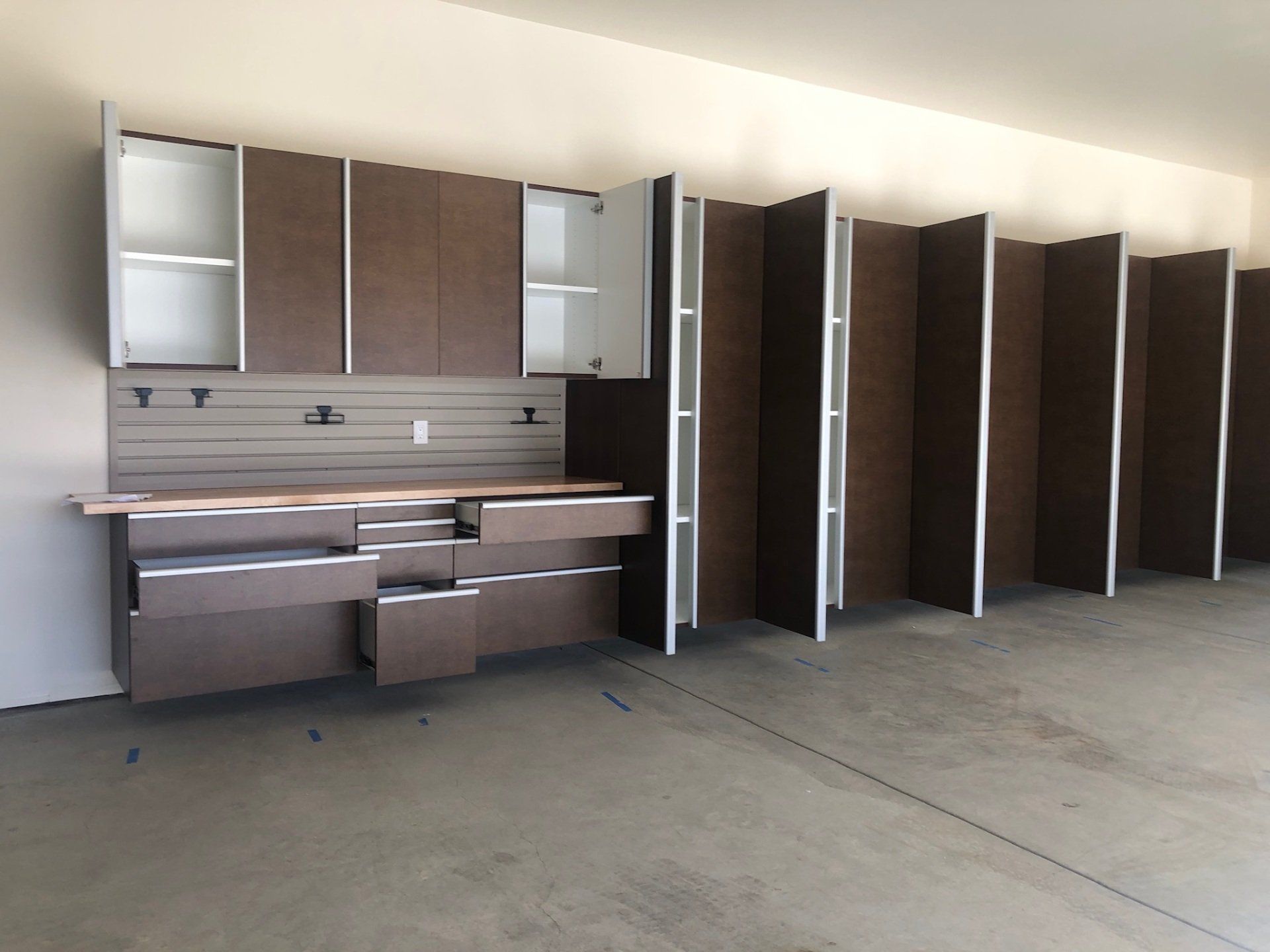 A garage with a lot of cabinets and drawers