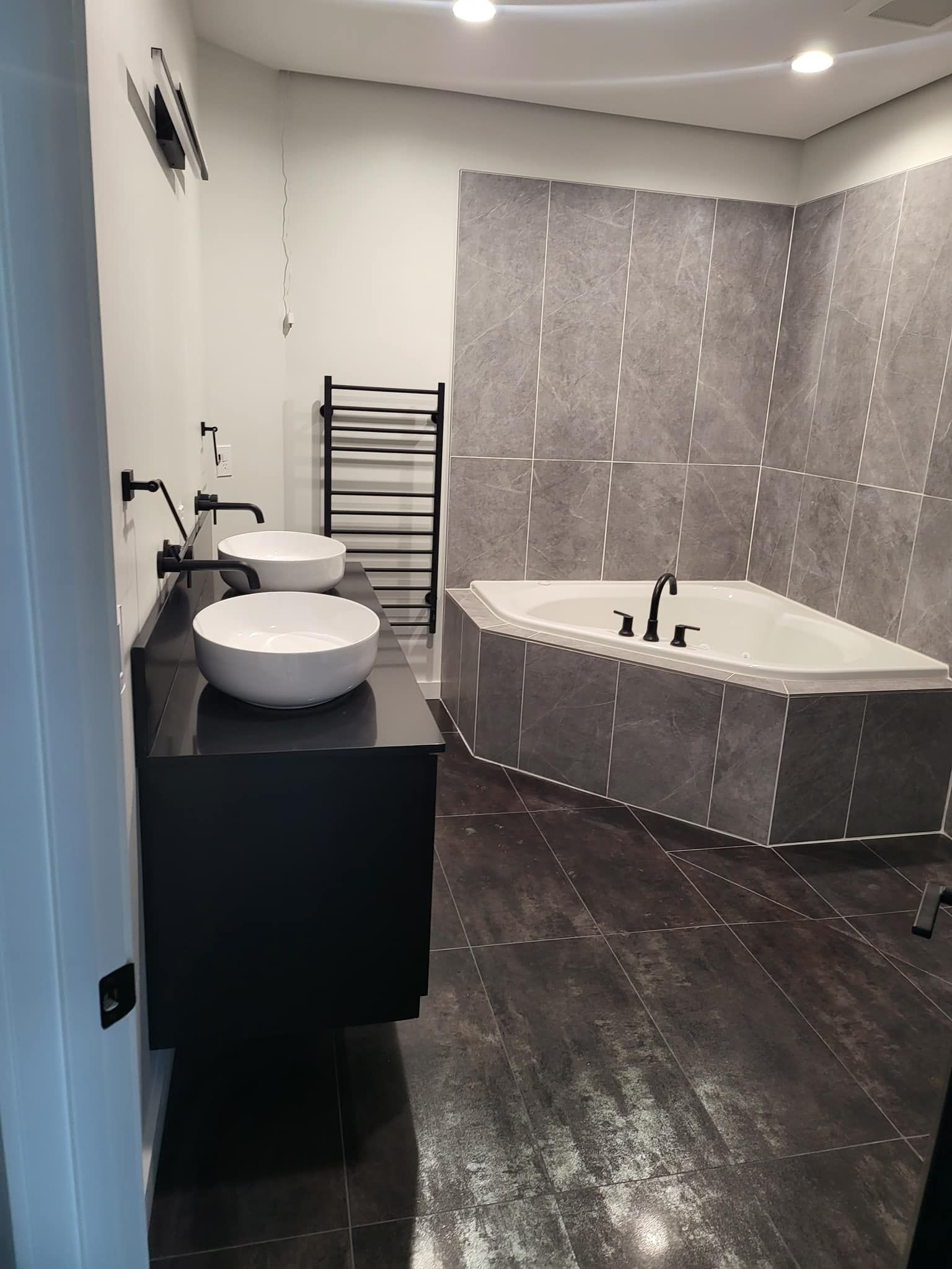 A bathroom with two sinks and a bathtub.