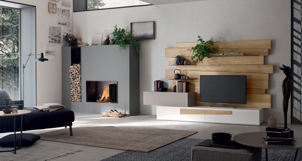 zona living con caminetto e parete attrezzata in legno